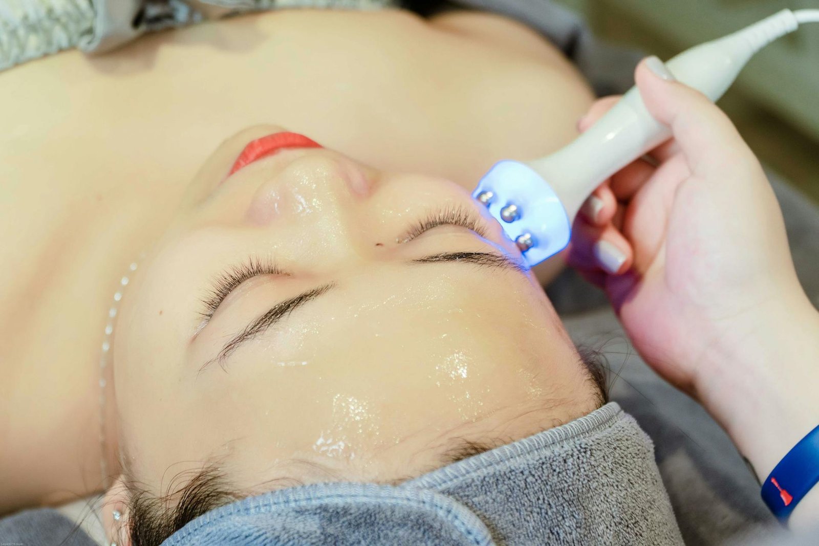 A Guide to Microcurrent Facial Devices: Usage, Benefits, and Types