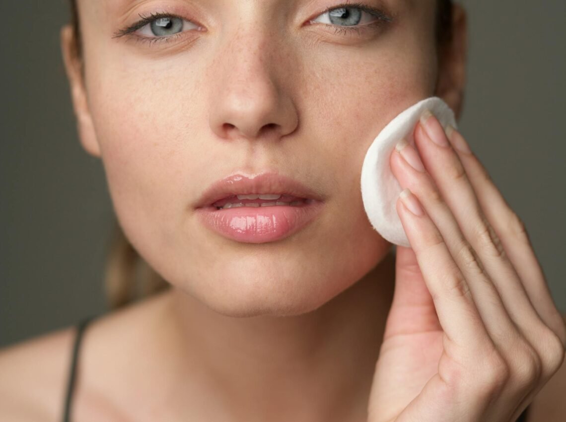 Medicube Red Succinic Acid Panthenol Facial Peeling Pads – Exfoliating Toner Pads for Breakout-Prone Skin with Niacinamide, AHA, BHA, and Soothing Panthenol – Non-Comedogenic
