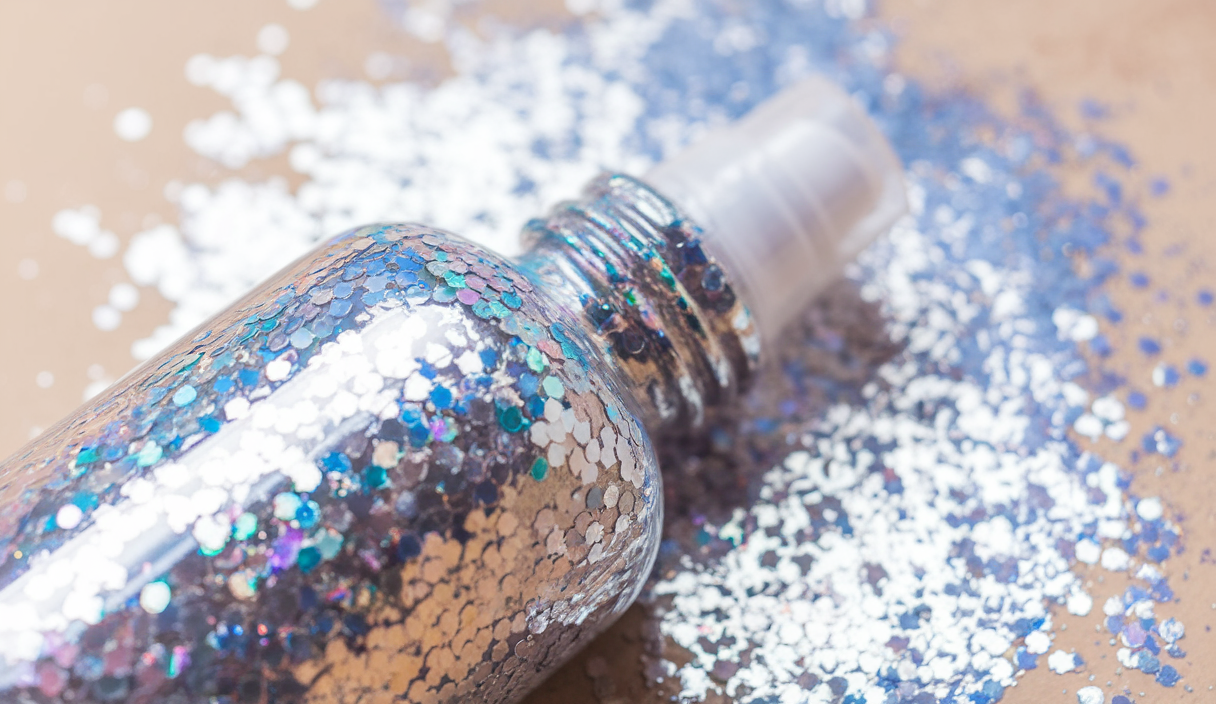 Elitles Made Hair Glitter Body Glitter Spray, 150ML Glitter Hairapray Holographic Silver Glitter Spray for Hair and Boday, Hair Glitter for Kids Women, Body Shimmer Festival Makeup 4.2 Fl Oz